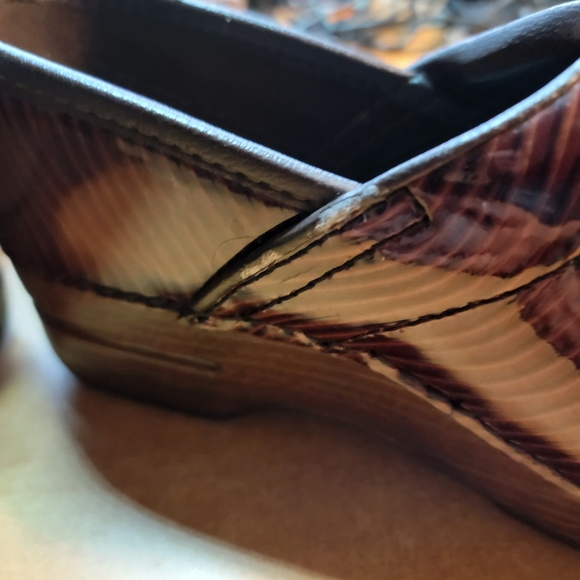 Dansko XP Wavy Embossed Patent Brown Clogs Size 7.5 US 38 EU - Picture 8 of 8